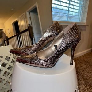 Sam Libby Silver Metallic Snake Print Heels Size 6.5